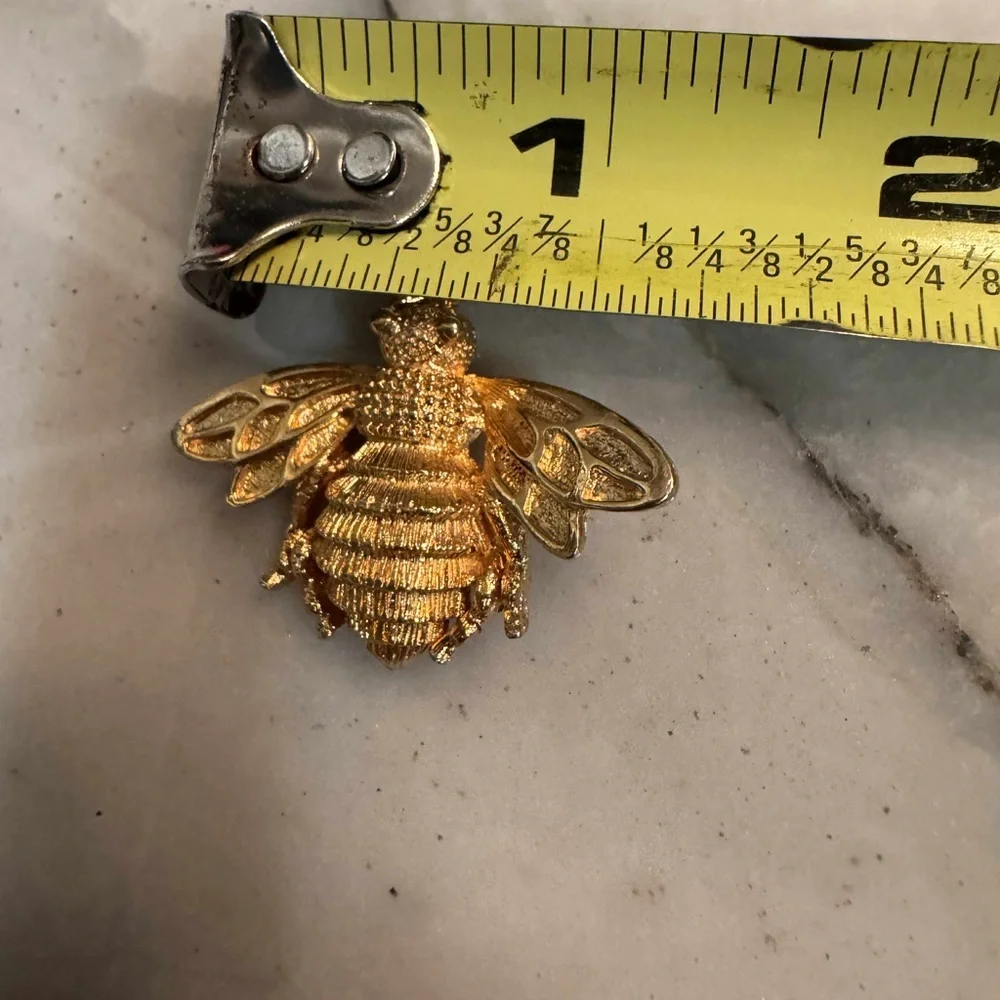 Vintage 1975 AVON signed Gold bee pendant & black stone ring size 4